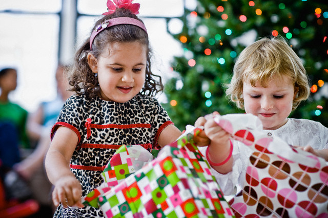Como lidar com a “ingratidão” dos nossos filhos na hora de abrir os presentes